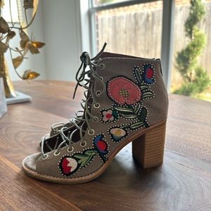 Jeffrey Campbell Cors lace up bootie/sandal with design